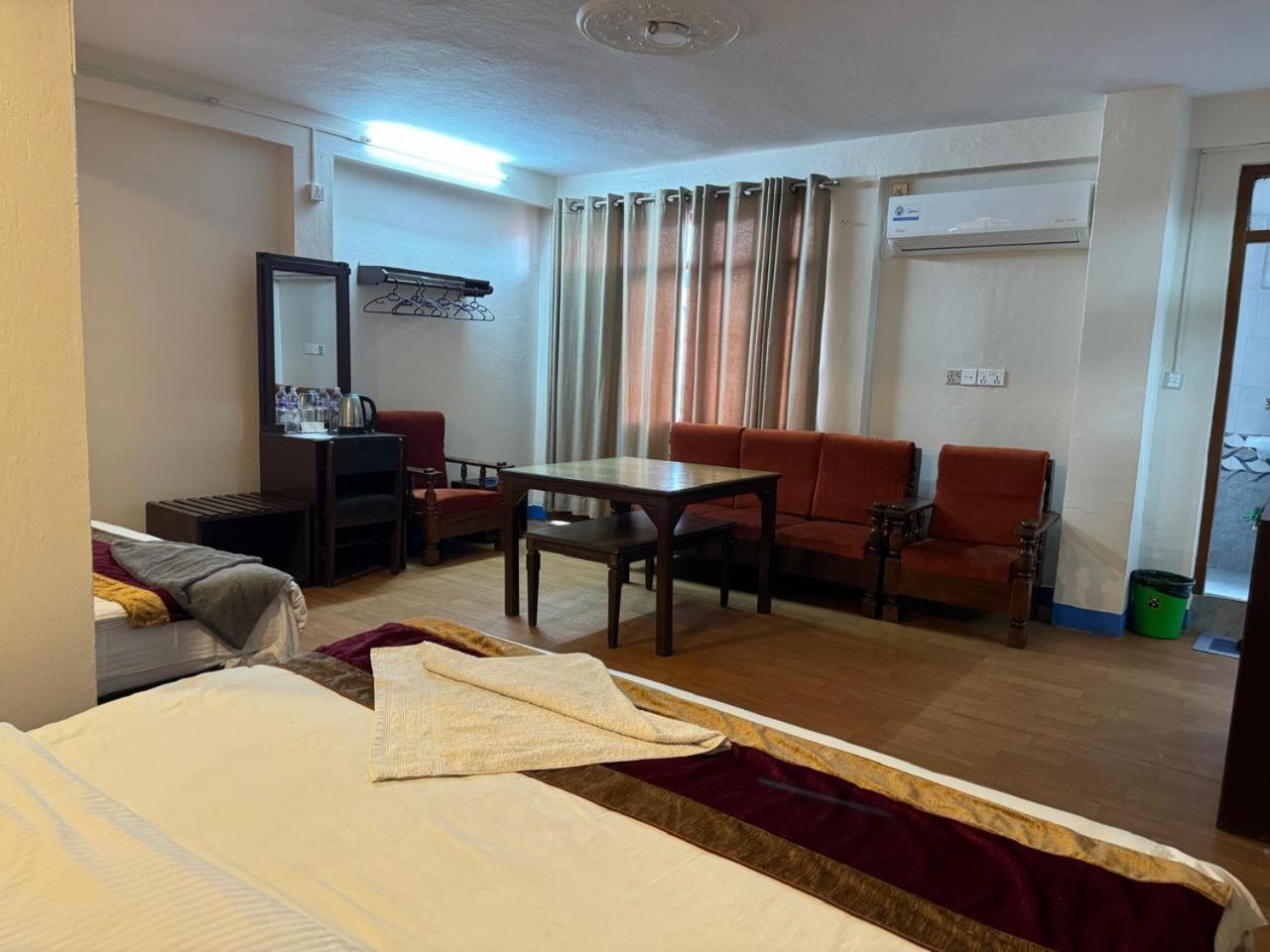 Hotel Silver Jubilee Катманду Екстериор снимка