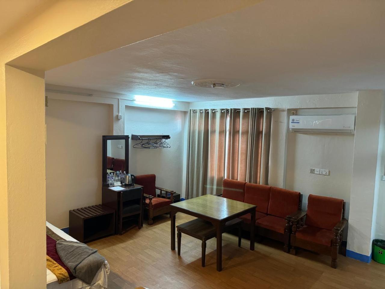 Hotel Silver Jubilee Катманду Екстериор снимка